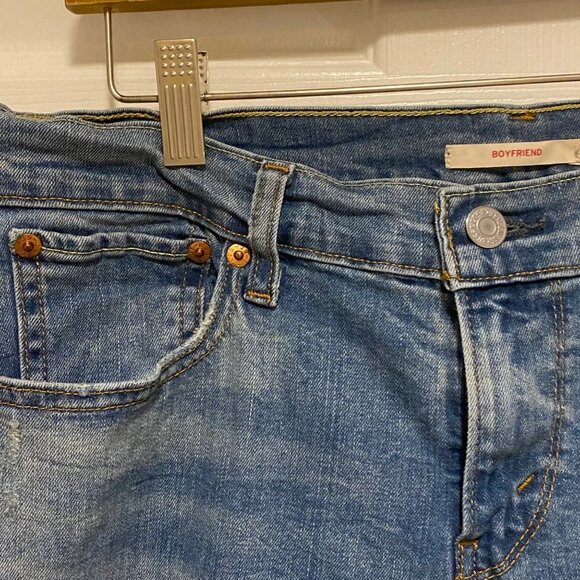 Levi’s Distressed Boyfriend Jeans In Medium Wash Size 28 - Picture 3 of 7
